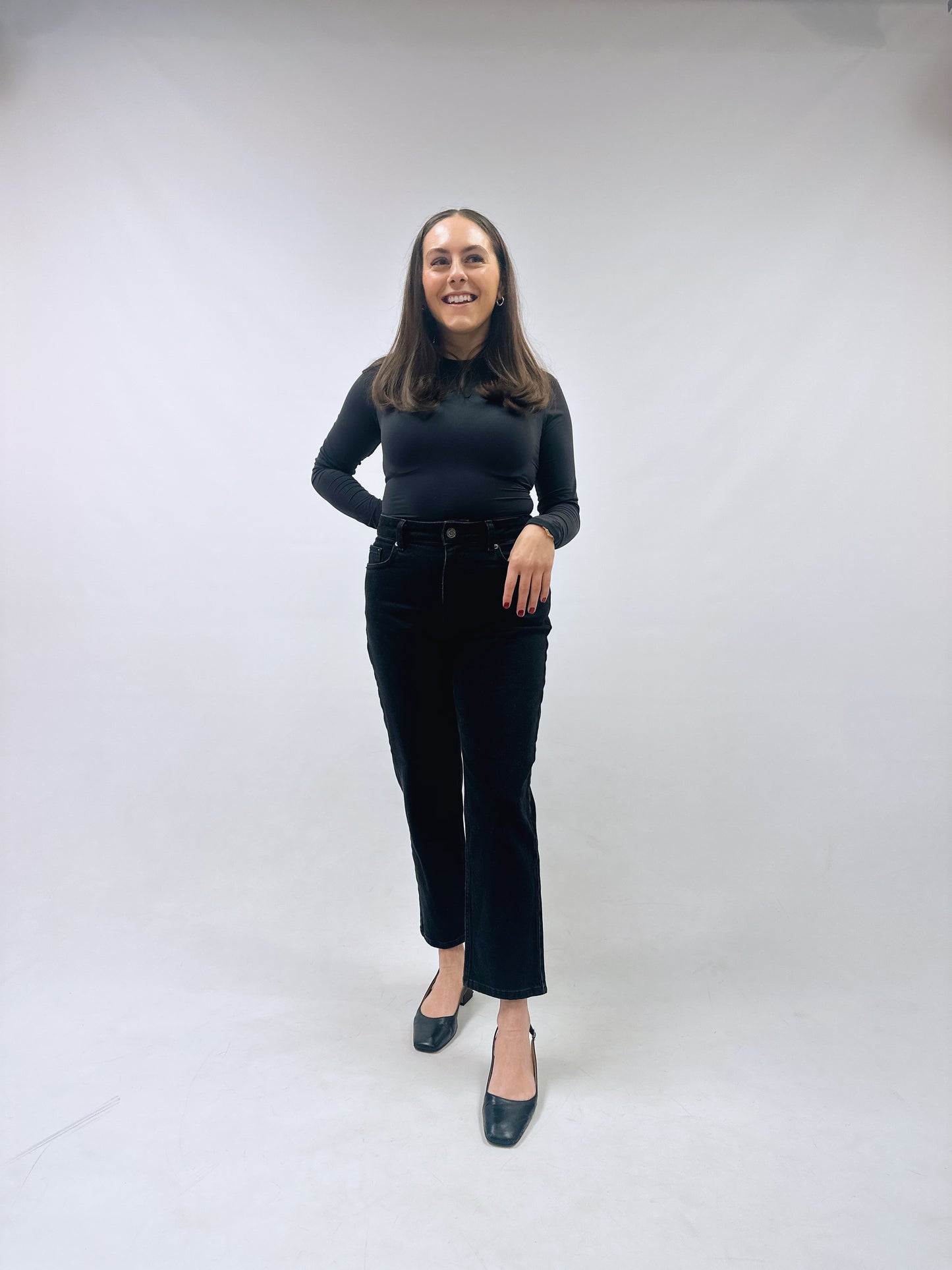 Model is 4'9 and wears the 24 inch inseam