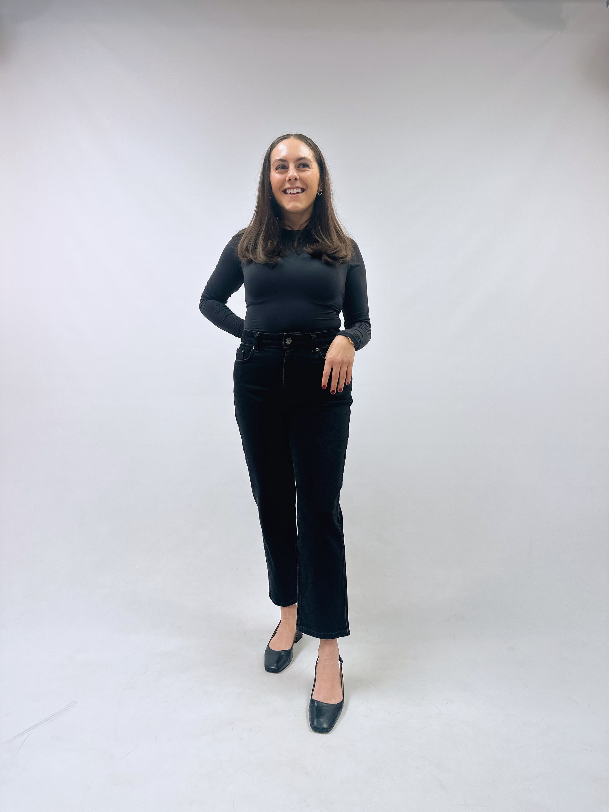 Model is 4'9 and wears the 24 inch inseam